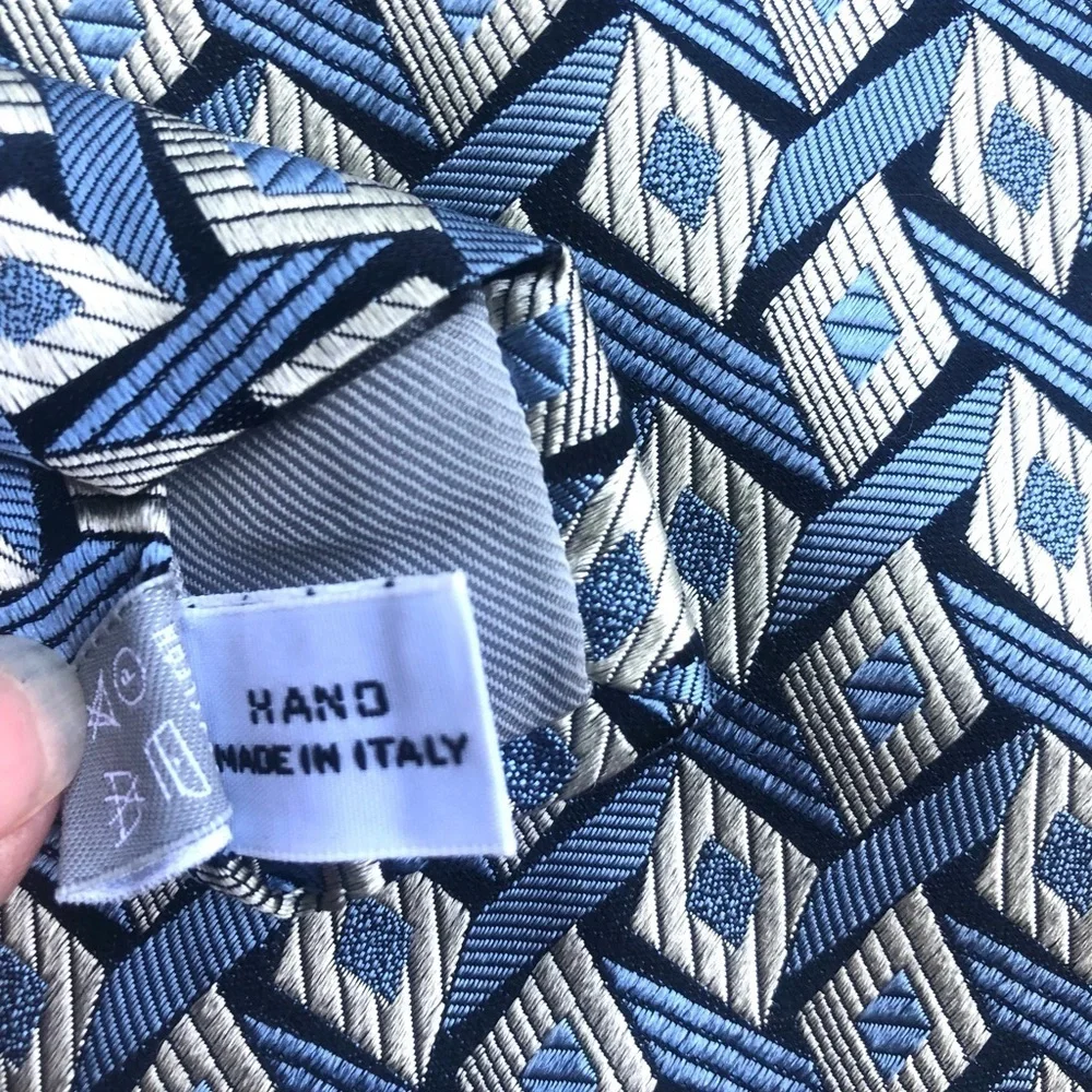 Barney’s blue geometric tie